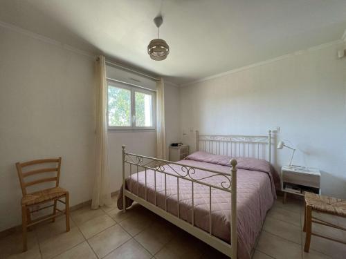 Posteľ alebo postele v izbe v ubytovaní Villa 4 pers avec piscine privée, grand terrain, animaux admis, WiFi, Orgnac l'Aven - FR-1-382-207