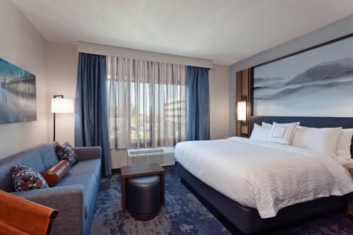 サンディエゴにあるTownePlace Suites by Marriott San Diego Centralのベッドとソファ付きのホテルルーム