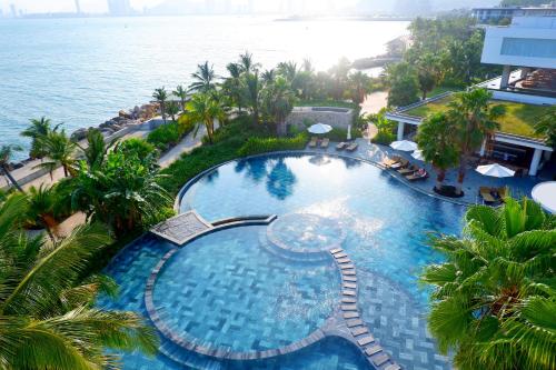 Tầm nhìn ra hồ bơi gần/tại Alibu Resort Nha Trang