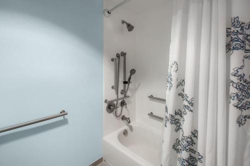 uma casa de banho com uma cortina de chuveiro e uma banheira em Residence Inn Portland Downtown/RiverPlace em Portland