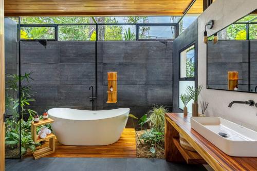 Ένα μπάνιο στο The L Design Villa