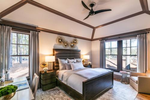 1 dormitorio con 1 cama y ventilador de techo en The Ritz-Carlton Reynolds, Lake Oconee, en Turnwold