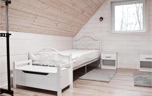 - une chambre avec un lit blanc et une fenêtre dans l'établissement 2 Bedroom Pet Friendly Home In Wilcze, à Wilcze