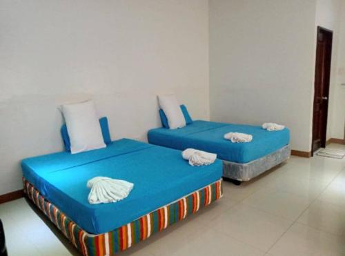 twee bedden in een kamer met blauw bij RedDoorz @ 4ks Pension House Bogo City Cebu in Banban