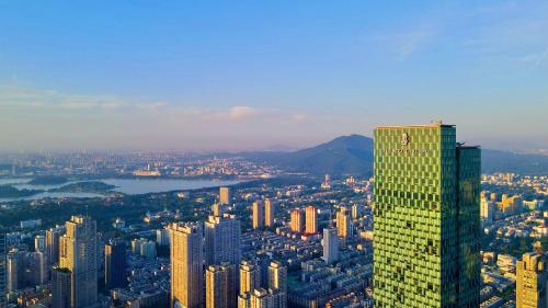 南京市にあるThe Ritz-Carlton, Nanjingの高層ビルのある大都市の景色