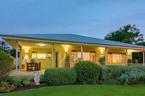 Κήπος έξω από το The Dunes Pet Friendly Beachfront Family Retreat Busselton