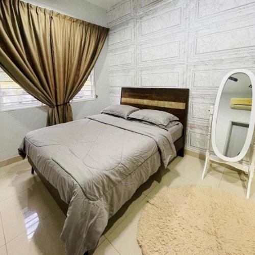 1 dormitorio con 1 cama grande y espejo en Wallaway2stay Kiara Nilai Apartment 3 Bedroom, en Nilai