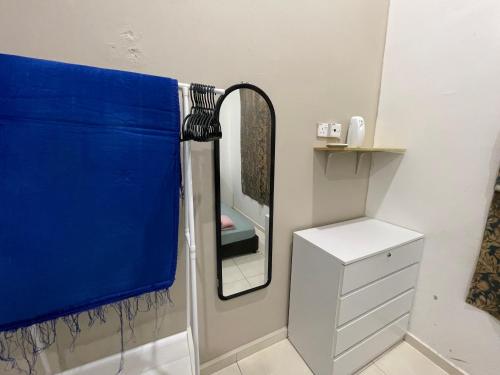 ein Badezimmer mit einem Spiegel und einem Waschbecken in der Unterkunft GS24 Muar in Muar