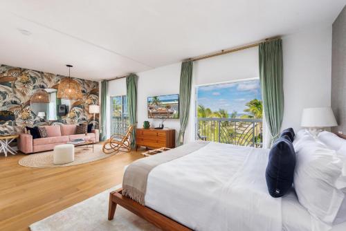 um quarto com uma cama e uma grande janela em The Savoy Hotel & Beach Club em Miami Beach