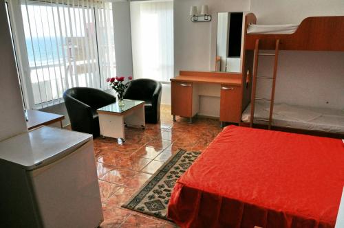 een hotelkamer met een bed, een bureau en stoelen bij Hotel Lido in Mamaia