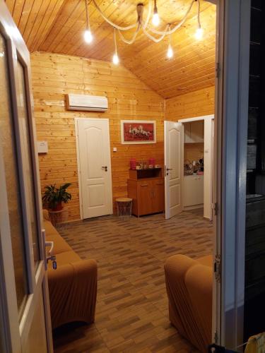sala de estar con paredes revestidas de madera y pasillo en Cabana Oprișor, en Ocna Sibiului