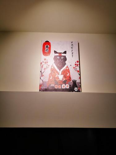 a picture of a cat on a wall at 小短腿的家-無人化民宿 臺東縣民宿1959號 in Taitung City