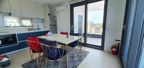eine Küche mit einem Tisch und Stühlen im Zimmer in der Unterkunft High-Quality House Ocean view in Tongyeong