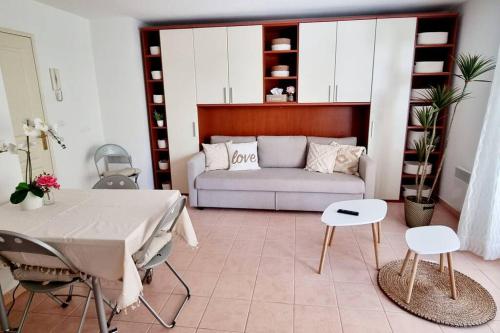 un salon avec une table et un canapé dans l'établissement Charmant 2 pieces, à Menton