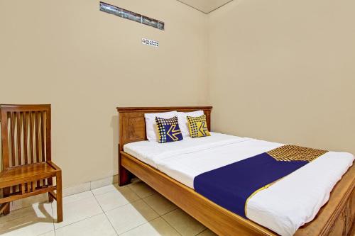 En eller flere senge i et værelse på SPOT ON 92515 Timoti Guest House