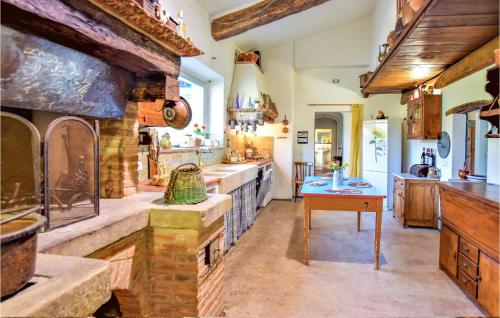 una gran cocina con una gran chimenea de piedra en Gorgeous Home In Cortona With House A Panoramic View en Cortona