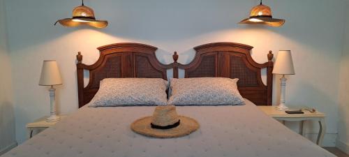 - une chambre avec un lit doté d'un chapeau dans l'établissement Maison de vacances vue mer, à Pornic