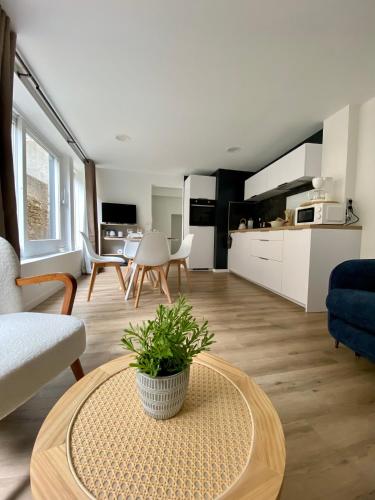 un salon avec une table et une cuisine dans l'établissement Ty Guenhaël petite maisonnette avec extérieur intra-muros proche port de Vannes, à Vannes