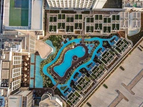 una vista aérea de una piscina en un complejo en Apartment in Millennium Resort luxurious, en Salalah