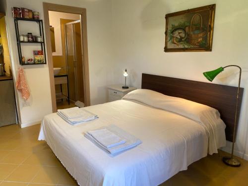 sypialnia z łóżkiem z dwoma ręcznikami w obiekcie Monticelli Mansion w mieście Casola di Napoli