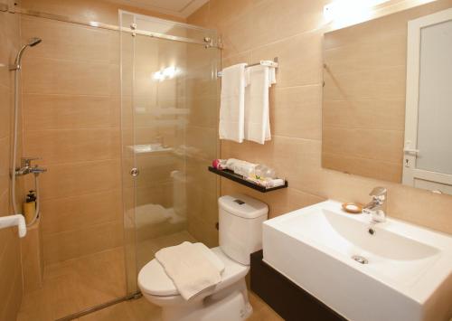 Hòa BìnhにあるVResort Kim Boi - Hoa Binhのバスルーム(トイレ、洗面台、シャワー付)