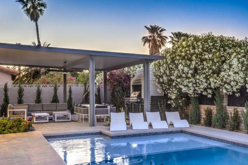 Sunset Swim, Luxury Vegas Villa with Pool, Hot Tub في لاس فيغاس: مسبح وكراسي بيضاء وجناح