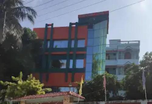 um edifício alto com um vermelho branco e azul em Goroomgo Star Inn Digha Near Sea Beach - Lift & Parking Facilities - Best Seller em Digha