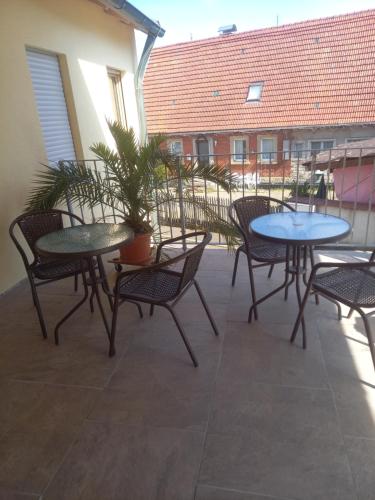 eine Gruppe von Tischen und Stühlen auf einer Terrasse in der Unterkunft Katjas Ferienwohnungen in Giebelstadt