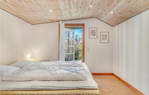 Un dormitorio con una cama grande y una ventana en Amazing Home In Grsted With Jacuzzi, en Græsted