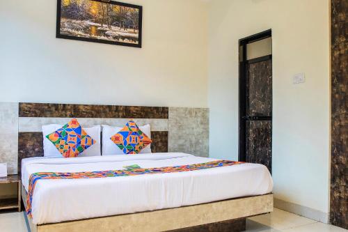 1 dormitorio con 1 cama blanca grande en una habitación en FabHotel Consulate CST en Bombay
