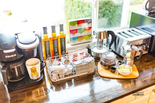 encimera de cocina con cafetera en Paso House - Perfect Family Spot!, en Redding