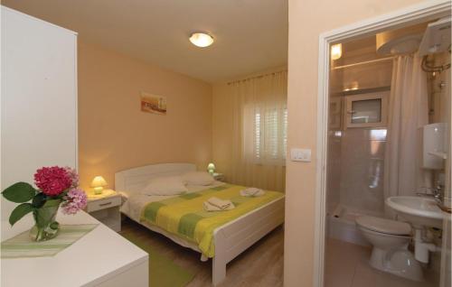 ein Schlafzimmer mit einem Bett, einem Waschbecken und einem WC in der Unterkunft Beautiful Apartment In Orebic With 2 Bedrooms And Wifi in Orebić