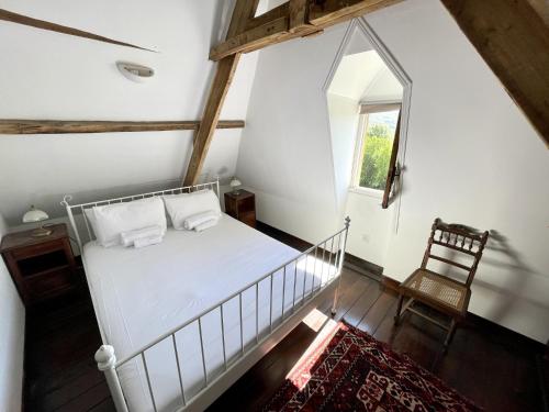vistas a un dormitorio con cama y ventana en Le Mirador - Splendide vue sur la Roque-Gageac en Vézac