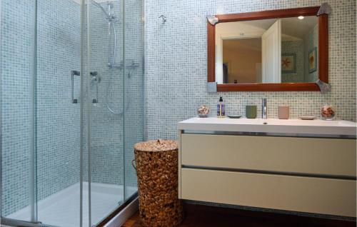 y baño con ducha, lavabo y espejo. en Amazing Apartment In Livorno With Wifi And 2 Bedrooms, en Livorno