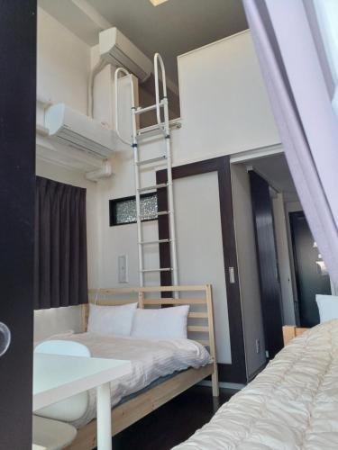 大阪市にあるオリエントシティ南堀江ⅡLの二段ベッドとはしご付きの客室です。