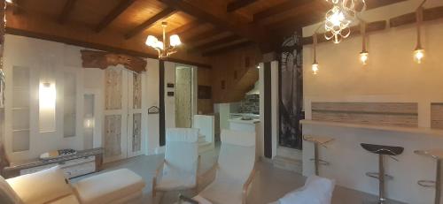Ruang duduk di Relax Holistic House