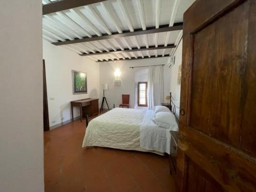 ein Schlafzimmer mit einem Bett und einem Schreibtisch. in der Unterkunft La Fattoria di Rendola in Montevarchi