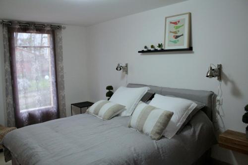 MazèresにあるLa Ferme de Belluneのベッドルーム1室(白いシーツ付きのベッド1台、窓付)