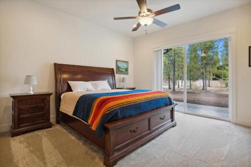 ein Schlafzimmer mit einem Bett und einem großen Fenster in der Unterkunft Downey Hideaway in Sunriver