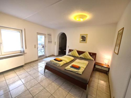 a bedroom with a bed with yellow pillows on it at Wohnung 21 - Erholung - nur 5 Minuten vom Europa-Park in Kappel-Grafenhausen