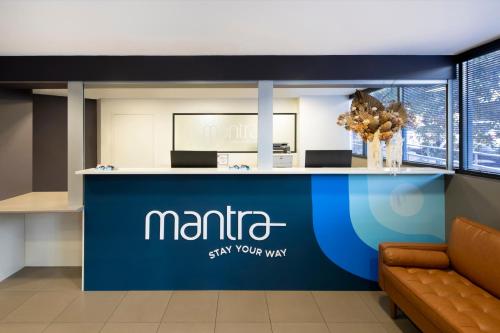 キャッスル・ヒルにあるMantra Castle Hill Sydney, an Accor Hotelのロビー(青いカウンター付)