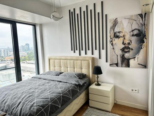 - une chambre avec un lit et une peinture murale dans l'établissement Full Panoramic Suite Residence, à Istanbul