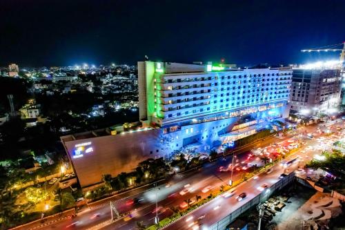 un grand bâtiment avec beaucoup de circulation la nuit dans l'établissement Holiday Inn Chennai OMR IT Expressway, an IHG Hotel, à Chennai