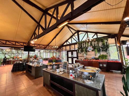 ein großes Zimmer mit einem Food Court in einem Gebäude in der Unterkunft Eden Nature Park and Resort in Davao City