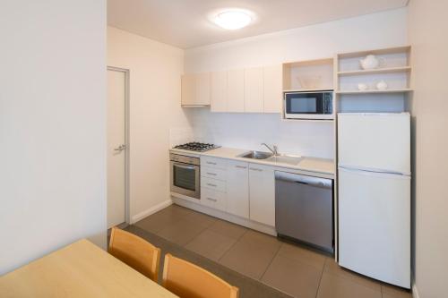Mantra Castle Hill Sydney, an Accor Hotelにあるキッチンまたは簡易キッチン
