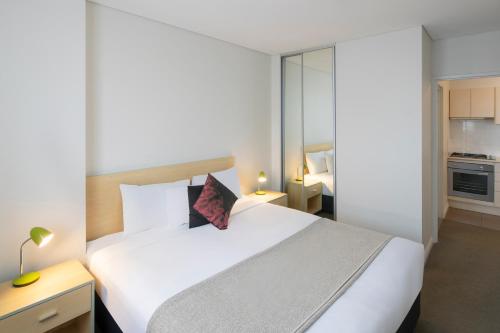 Mantra Castle Hill Sydney, an Accor Hotelにあるベッド