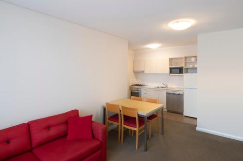 Mantra Castle Hill Sydney, an Accor Hotelにあるキッチンまたは簡易キッチン