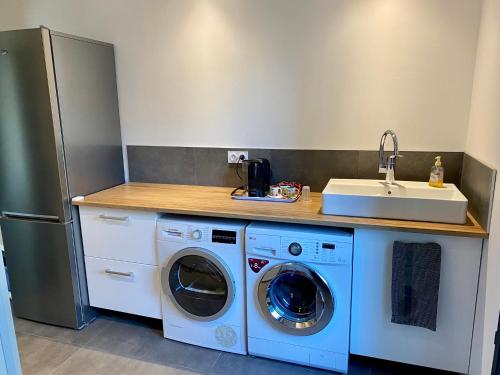 a kitchen with a washing machine and a sink at Chambre privée in Mandelieu-la-Napoule