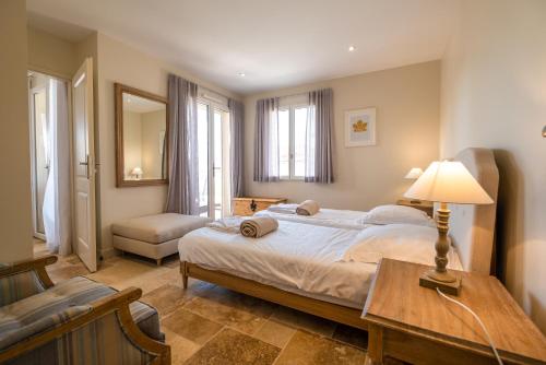 una camera con letto, tavolo e lampada di Domaine de la durantie - villa avec jacuzzi a Castelnau-de-Montmiral