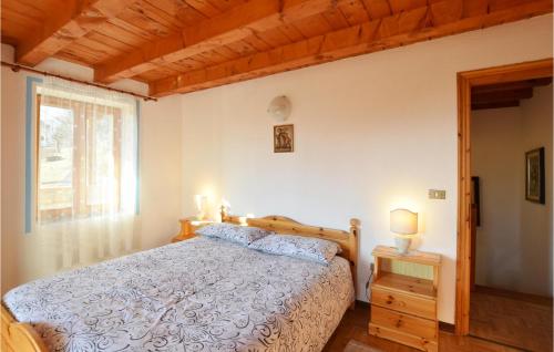 1 dormitorio con cama y ventana en 2 Bedroom Lovely Home In Zorzoi, en Sovramonte